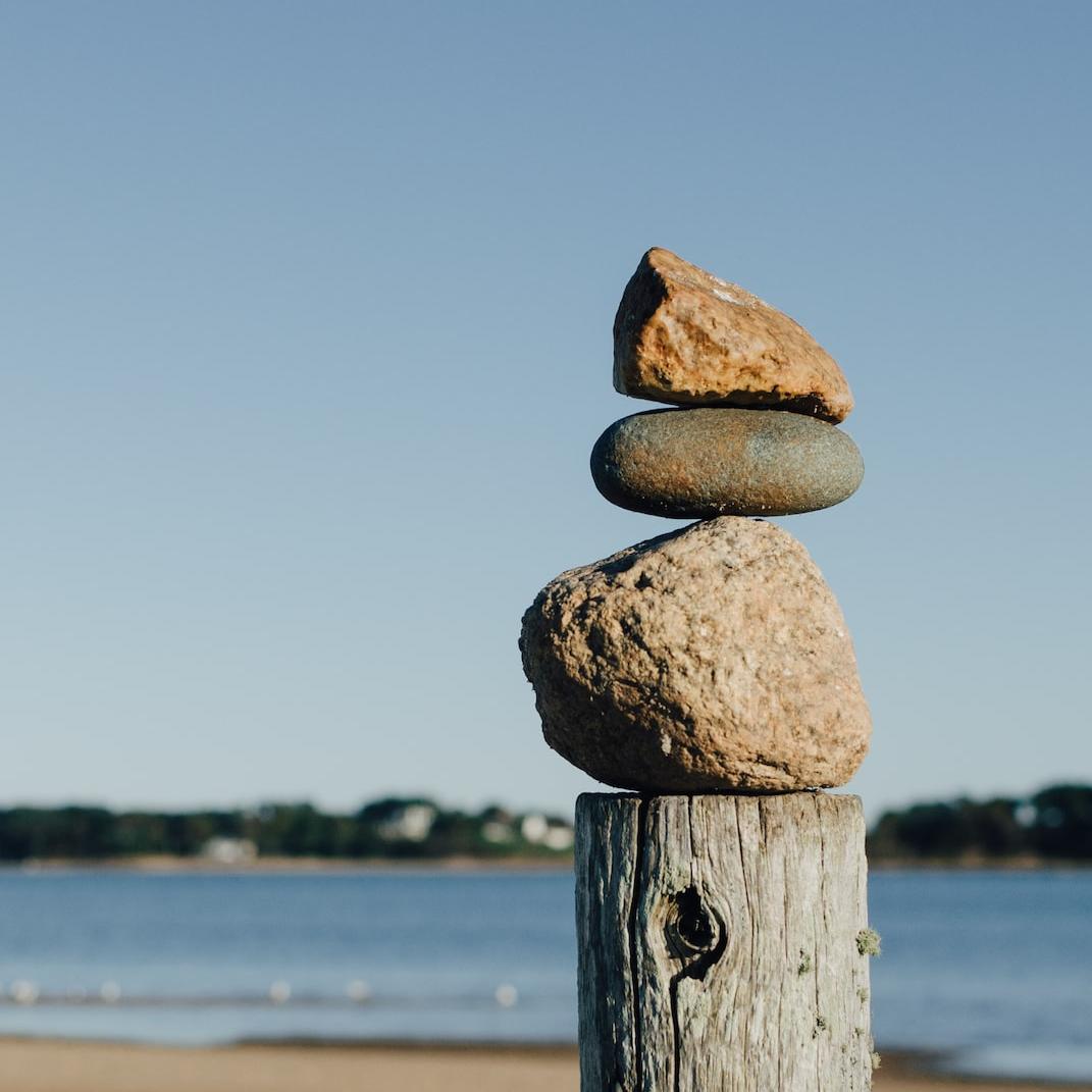 Tel des pierres qui s'équilibrent, le yoga étudiant harmonise l'étude et le bien-être. Cette pratique spécialement conçue pour les étudiants offre un répit dans les études, apaisant le mental et favorisant l'équilibre intérieur. Plongez dans la stabilité de la pierre avec le yoga étudiant.